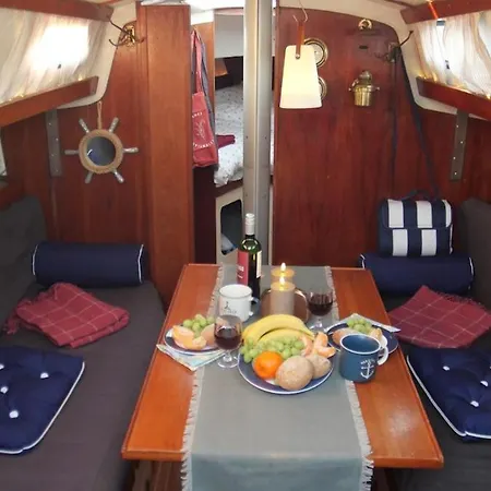 On A Sailboat In Harbour Laivamajoitukset *