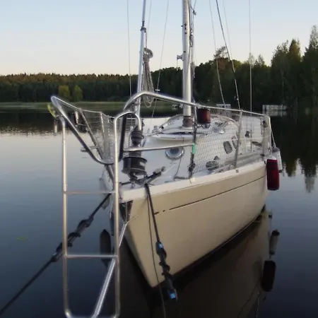 On A Sailboat In Harbour 船屋 Sysmä
