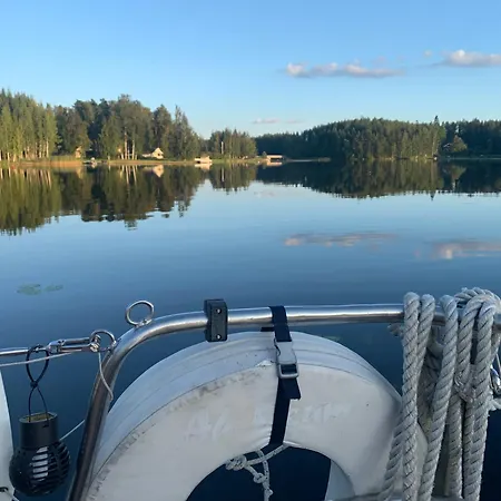 On A Sailboat In Harbour Laivamajoitukset *