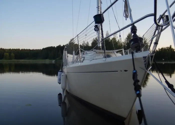 Laivamajoitukset On A Sailboat In Harbour Sysmä